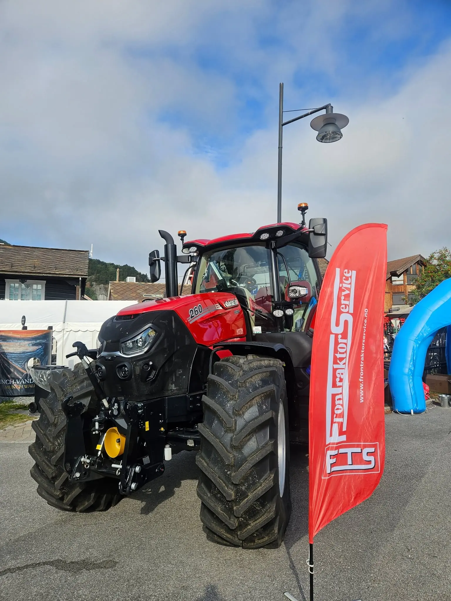 Case IH Puma 260 utstilt ved Fron Traktor Service sin vimpel i Vågåmo sentrum.