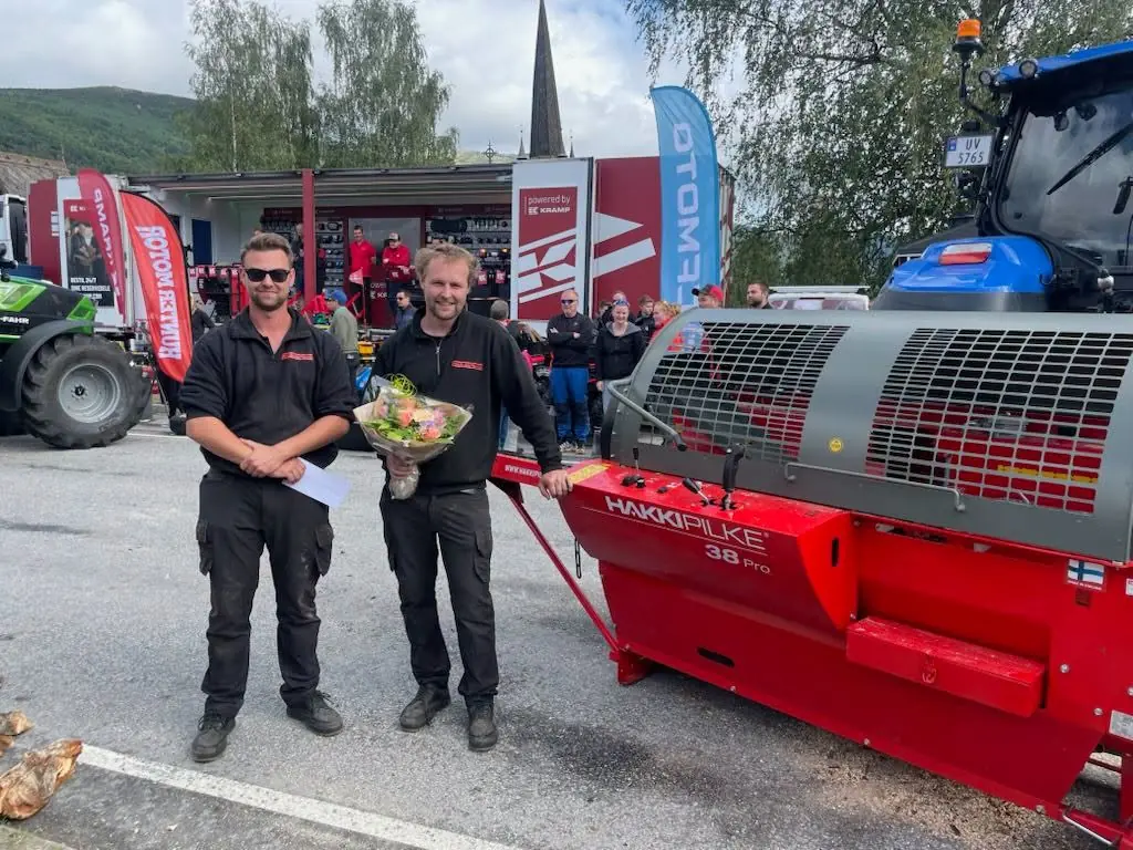 To selgere fra Fron Traktor Service ved Hakki Pilke 38 Pro vedmaskin under Traktorrock.