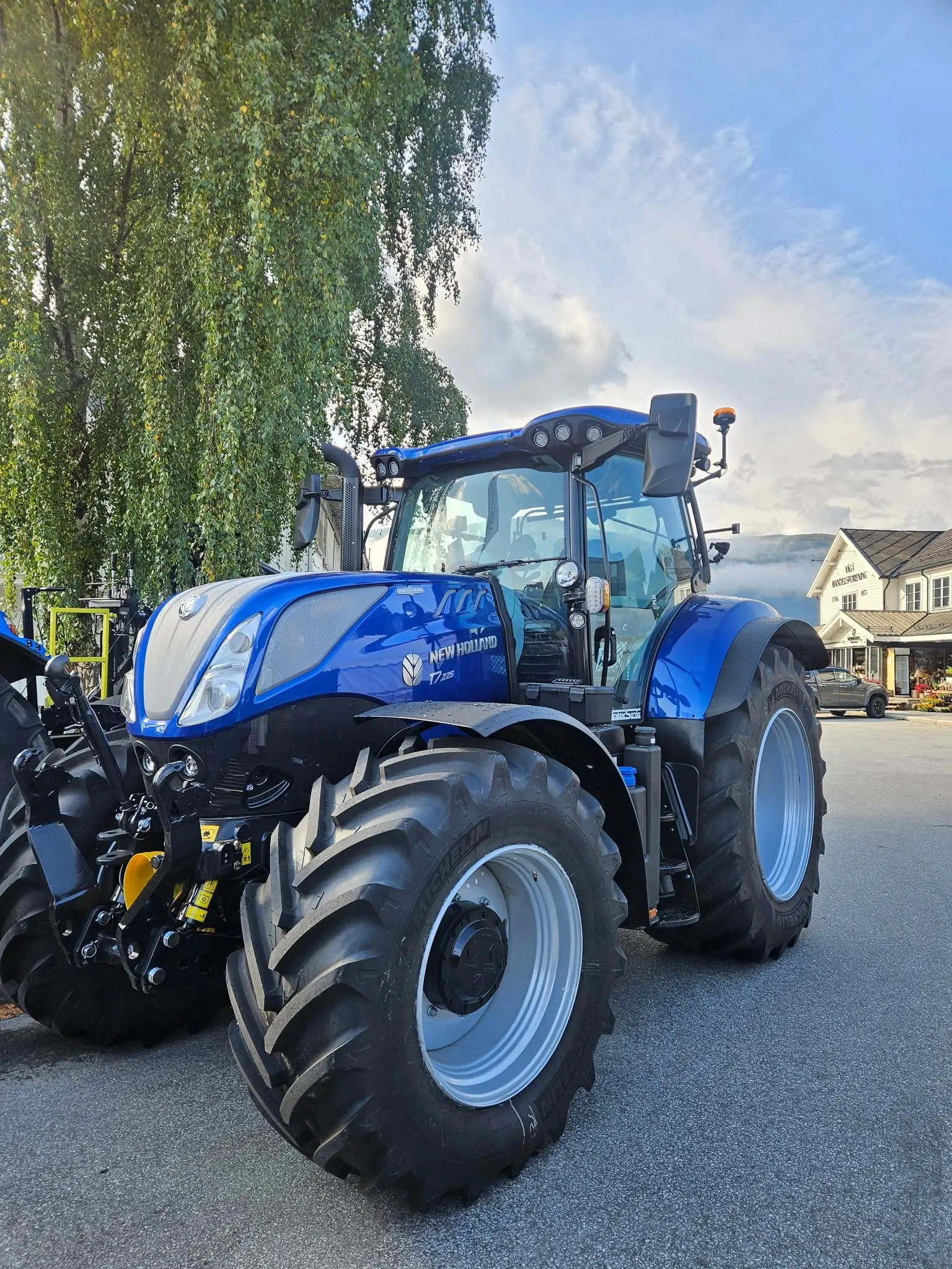 New Holland T7.225 Blue Power utstilt under Traktorrock i Vågåmo sentrum.