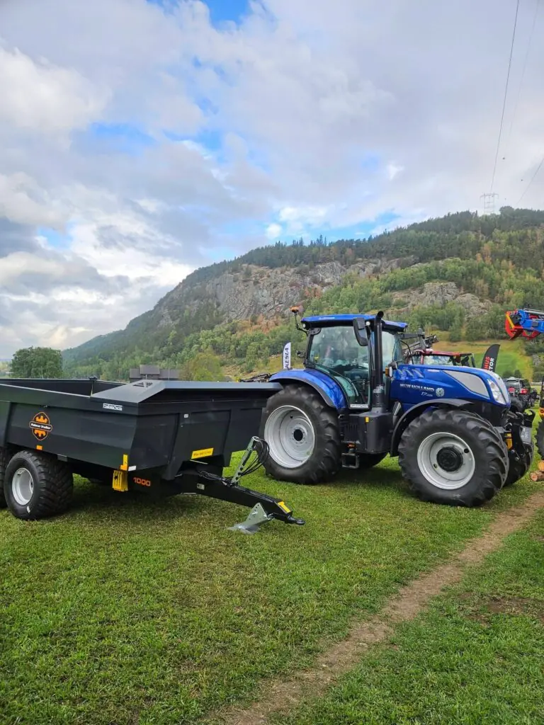 Palmse Trailer 1000 dumperhenger koblet til New Holland T7.225 på Traktorrock.