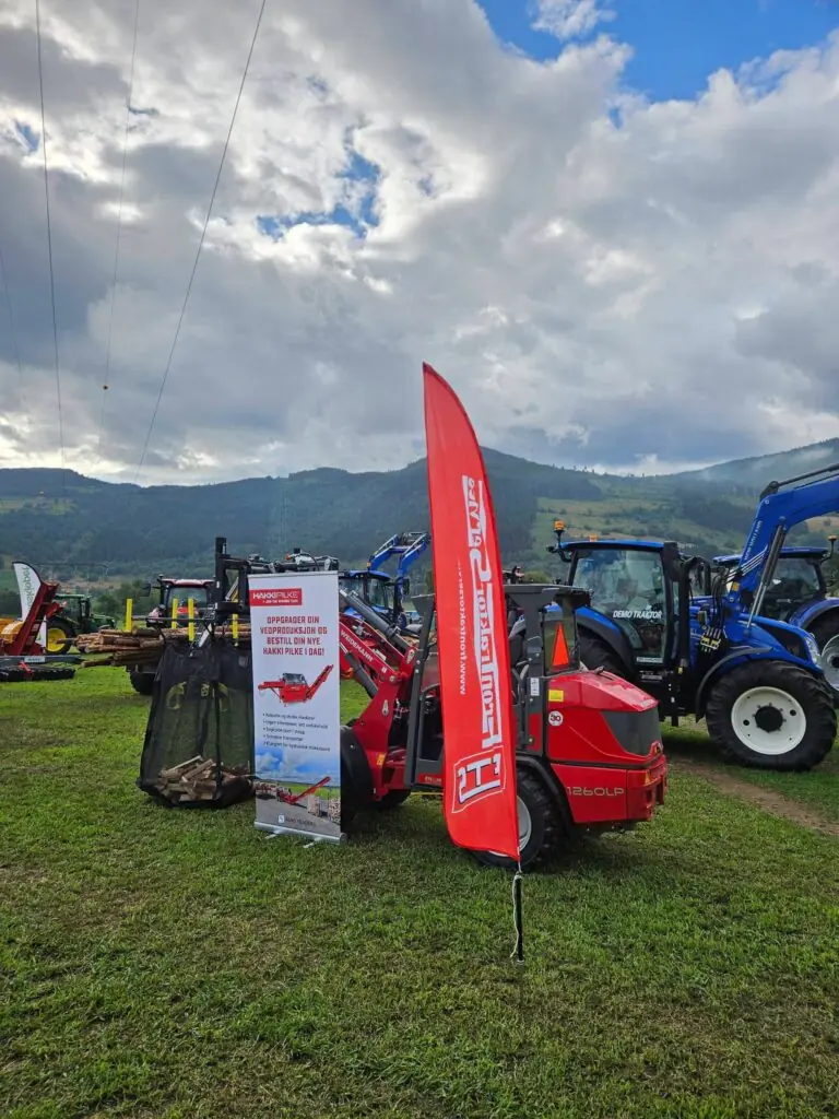 Weidemann 1260 LP hjullaster ved storsekk med ferdig kløyvd ved på Traktorrock-standen.