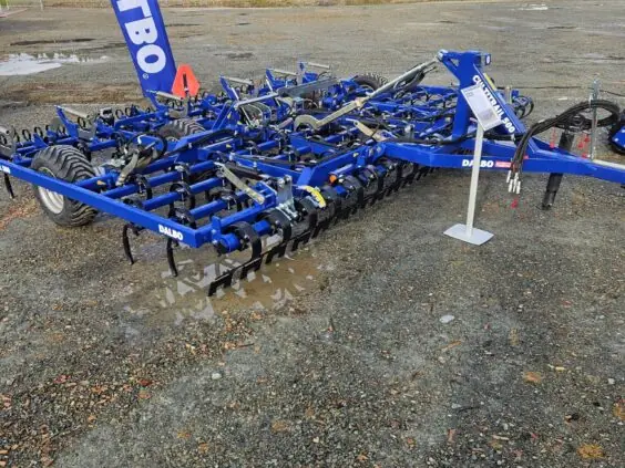 DALBO Cultitrail 500 såbedsharv sammenfoldet til transportbredde på utstilling.