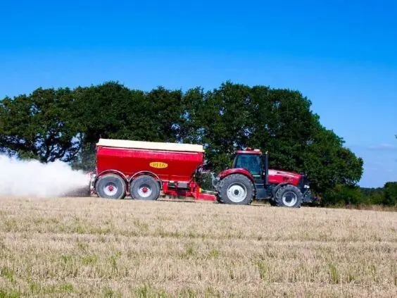 Bredal kalkspreder med boggiaksel på jorde