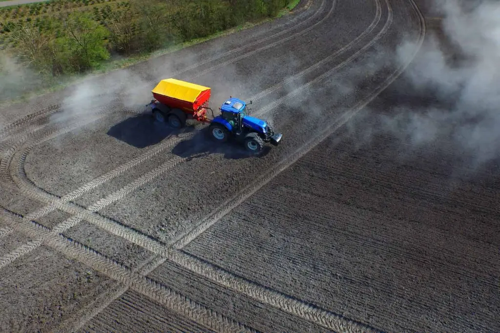 Bredal kalkspreder med boggiaksel sett ovenfra under spredning