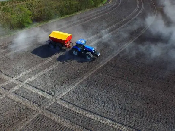 Bredal kalkspreder med boggiaksel sett ovenfra under spredning