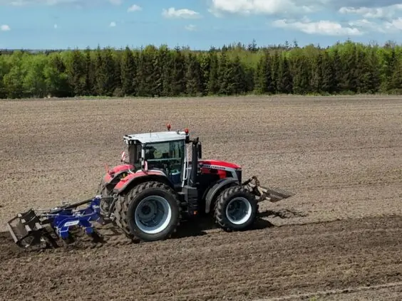 Traktor med DALBO Subsoiler Xtreme dybdeharv i arbeid