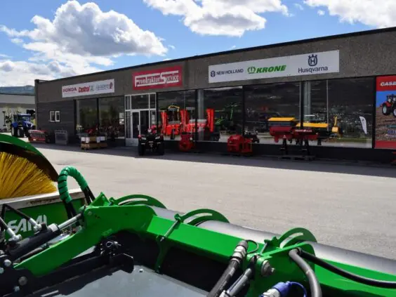 Fron Traktor Service på Vinstra, butikk og verksted i Rustvegen 170