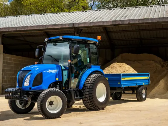 New Holland Boomer 25C-55 med sand på lasteapparatet