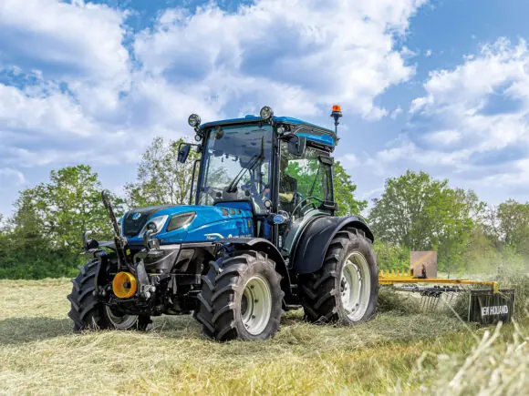 New Holland T4 LP med høyvender på nyslått eng