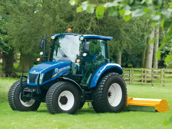 New Holland T4 med bærende slåmaskin