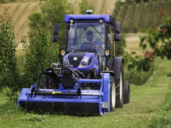 New Holland T4F S med bærende slåmaskin