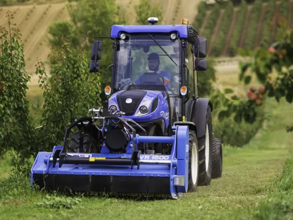 New Holland T4F S med bærende slåmaskin