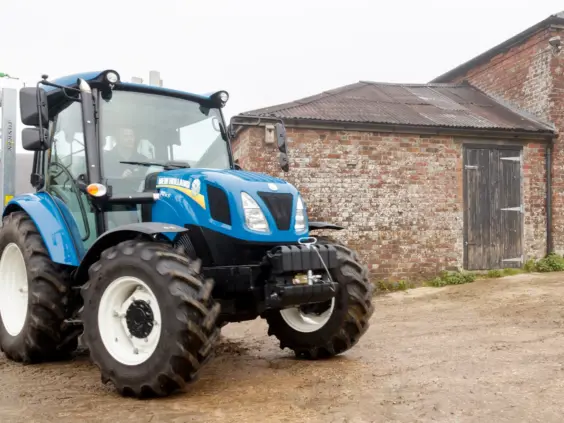 New Holland T4S i arbeid på jordet