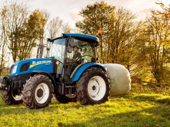 New Holland T4S i arbeid på jordet
