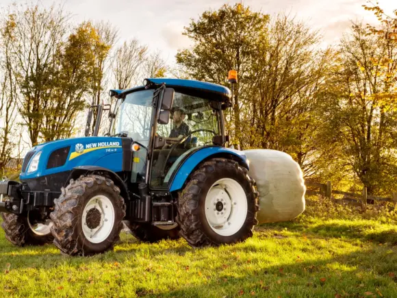 New Holland T4S i arbeid på jordet