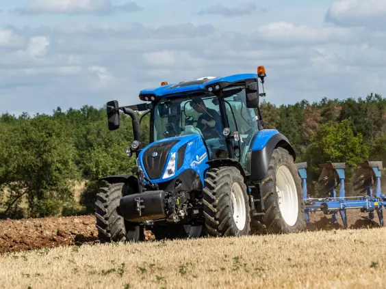 New Holland T5 Dynamic Command og Auto Command i arbeid på jordet