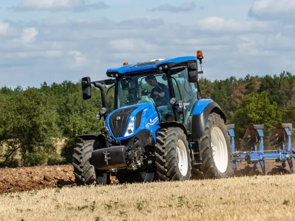 New Holland T5 Dynamic Command og Auto Command i arbeid på jordet