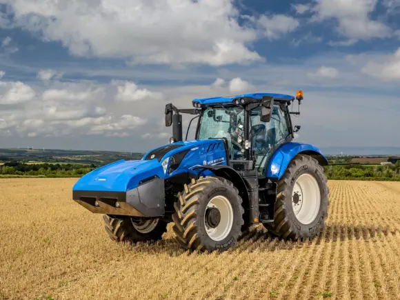 New Holland T6 Methane Power i arbeid på jordet