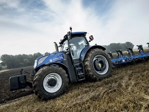New Holland T7.270 Methane Power med plog