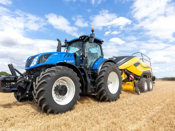 New Holland T7 Heavy Duty i arbeid på jordet