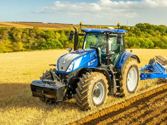 New Holland T7 Heavy Duty i arbeid på jordet