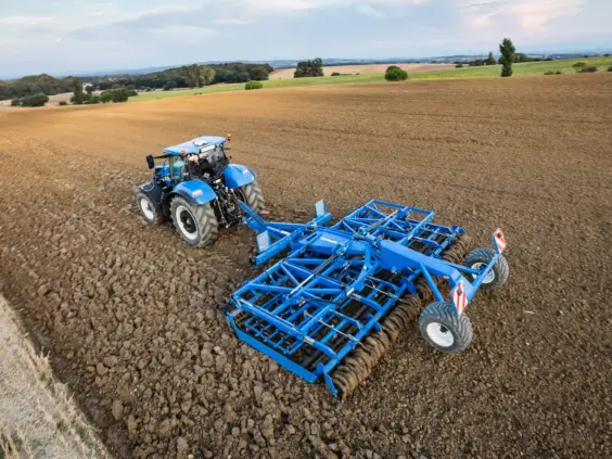 New Holland T7 LWB med jordarbeidingsredskap