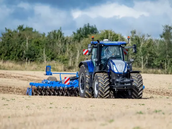 New Holland T7 LWB PLM Intelligence med plog