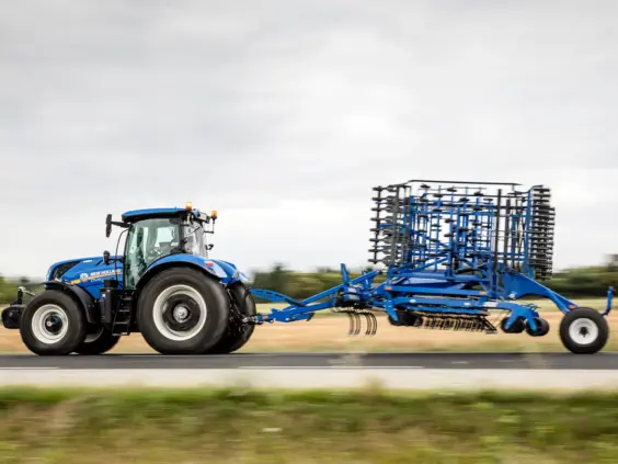 New Holland T7 LWB med jordarbeidingsredskap på transport