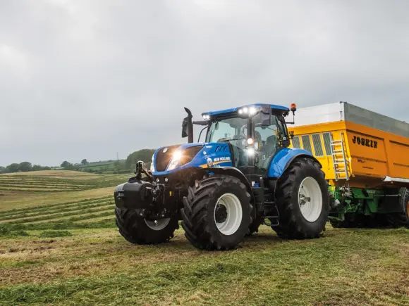 New Holland T7 LWB i transportarbeid