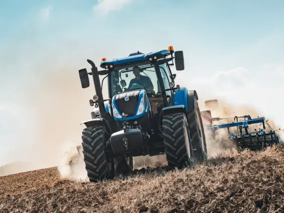 New Holland T7 SWB under jordarbeiding