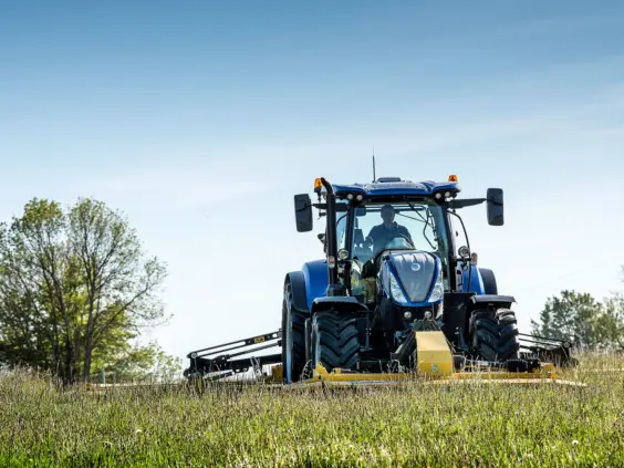 New Holland T7 SWB med bærende slåmaskiner