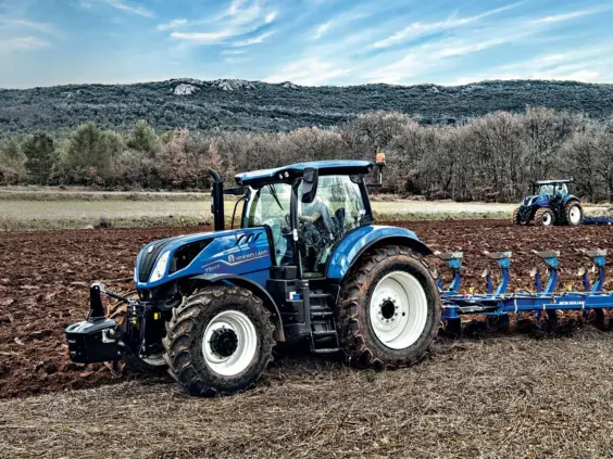 New Holland T7S i arbeid på jordet