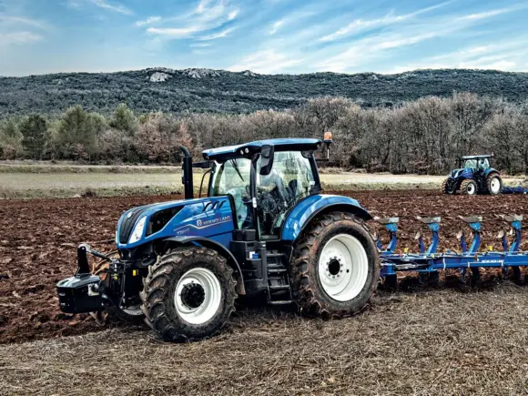 New Holland T7S i arbeid på jordet