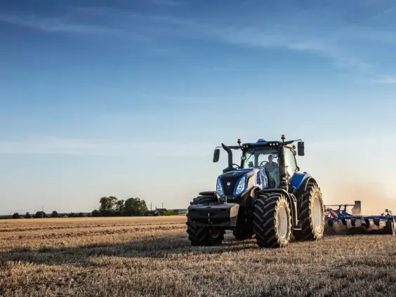 New Holland T8 Genesis under jordarbeiding