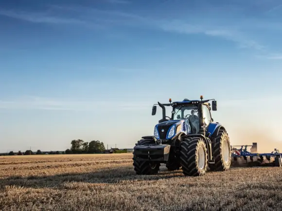 New Holland T8 Genesis under jordarbeiding