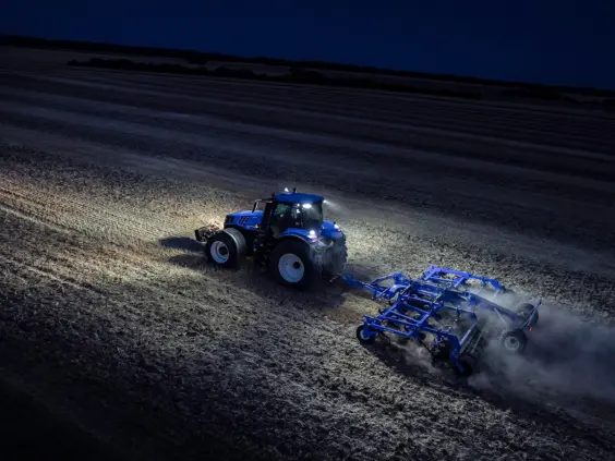 New Holland T8 Genesis under jordarbeiding om natta