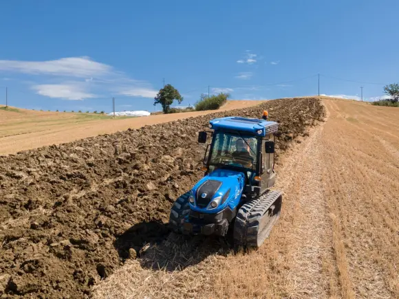 New Holland TK4 i ulendt terreng
