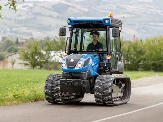 New Holland TK4 på veg