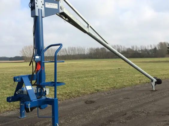 ØRUM GMD-6050 gyllemikser med galvanisert mikserarm og propell, satt ned på støtteben utendørs.