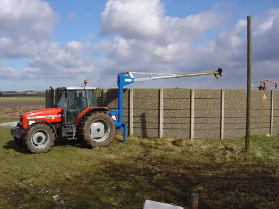 ØRUM GMD-6050 gyllemikser montert i trepunktet på en traktor, med mikserarmen ført inn over veggen på en gjødseltank.