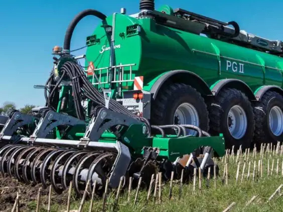 SAMSON CDx 8 sortjordsnedfeller med to rader tallerkener arbeider i maisstubb bak en SAMSON PG II gjødselvogn