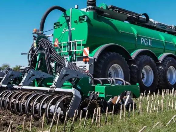 SAMSON CDx 8 sortjordsnedfeller med to rader tallerkener arbeider i maisstubb bak en SAMSON PG II gjødselvogn