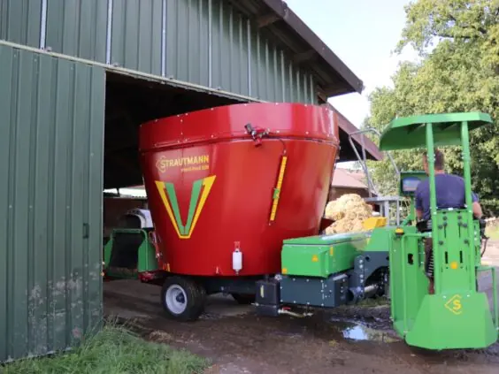 Strautmann eVerti-Feed 1251 helelektrisk selvgående fullfôrvogn ved fjøsdøra