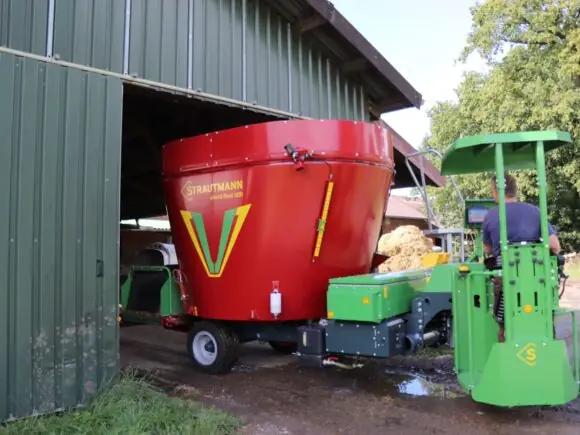 Strautmann eVerti-Feed 1251 helelektrisk selvgående fullfôrvogn ved fjøsdøra