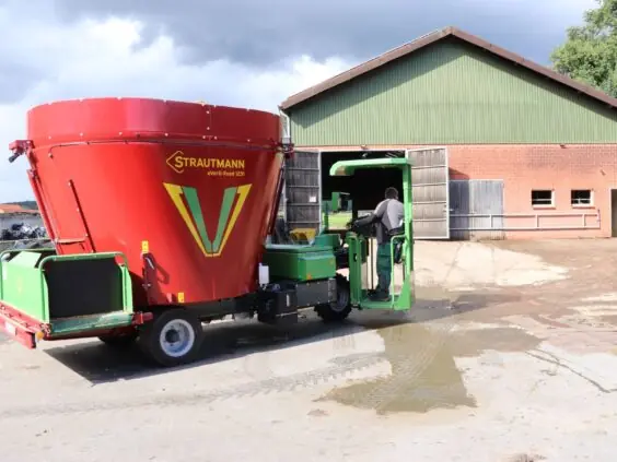 Strautmann eVerti-Feed 1251 elektrisk fullfôrvogn i arbeid