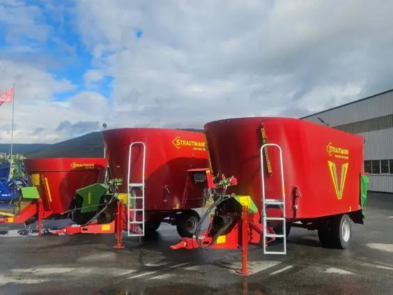 Strautmann Verti-Mix 50, Verti-Mix 105-L og Verti-Mix 165 Double står side om side på plassen hos Fron Traktor Service på Vinstra