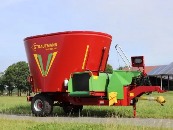 Strautmann Verti-Mix 1401 fullfôrvogn på jordet foran et fjøs