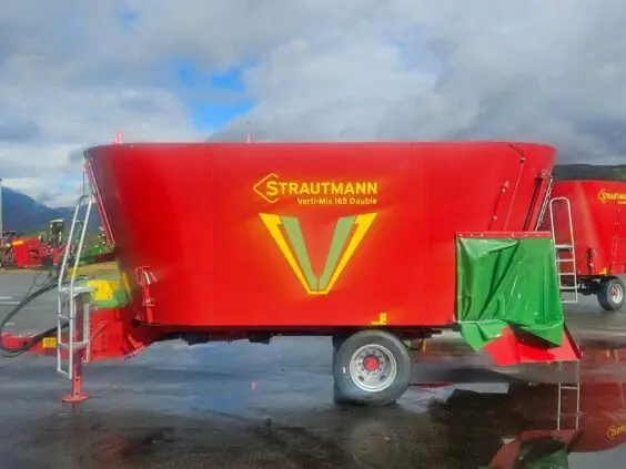 Strautmann Verti-Mix 165 Double sett fra siden med oppgangsstige og utløpssjakt, speilet i den våte asfalten på Vinstra
