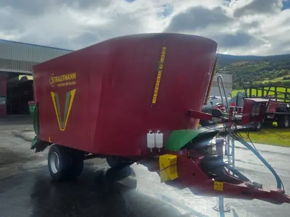 Strautmann Verti-Mix 165 Double sett forfra på plassen hos Fron Traktor Service på Vinstra, med dalsida og en traktor bak