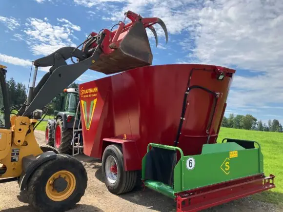 Strautmann Verti-Mix 1800 Double K fylles med hjullaster